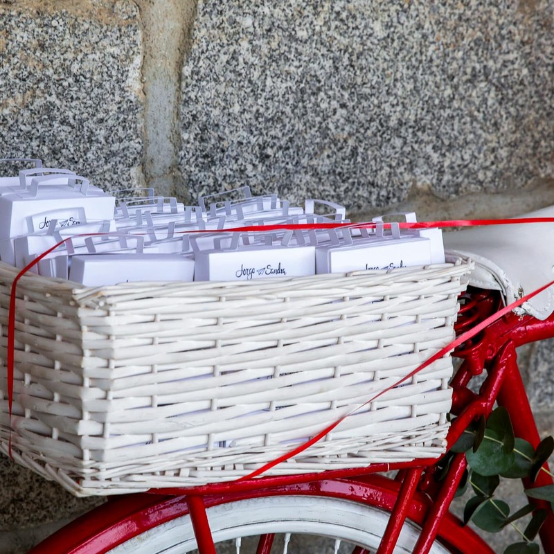 Boda viaje - Córner  para pétalos y arroz para la salida de la iglesia. 