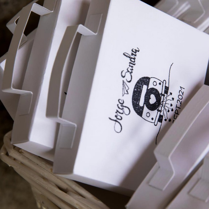 Boda viaje - Packaging formato maleta para pétalos y arroz para la salida de la iglesia. 