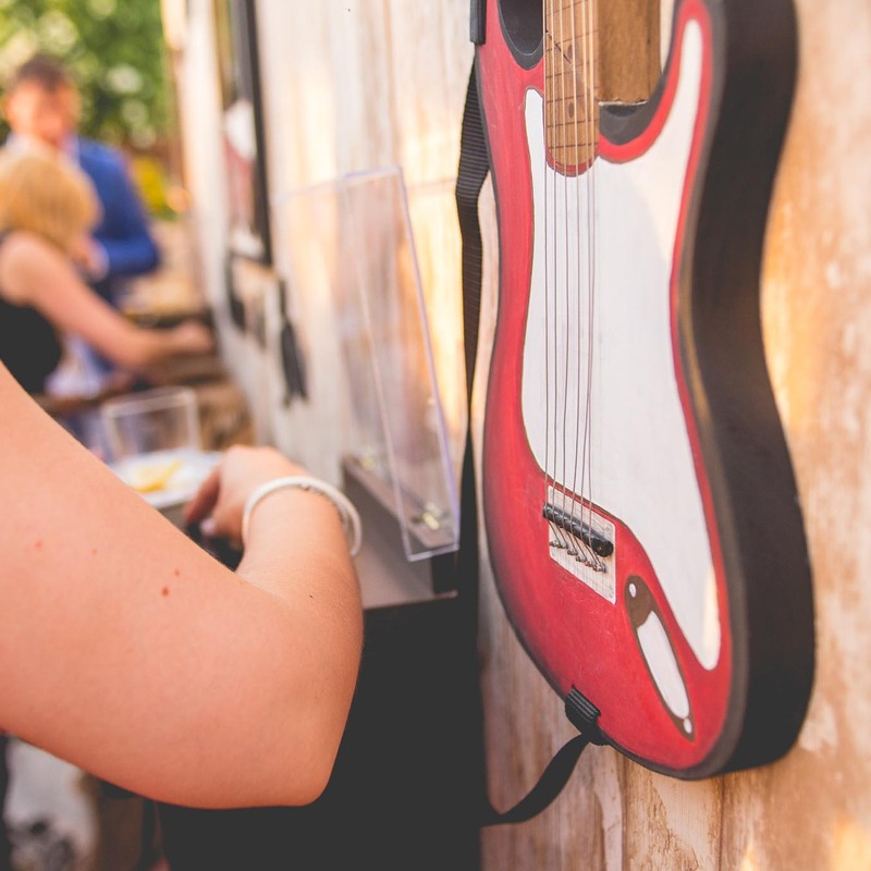Boda festival rock - Seating plan original con dedicatoria personalizada. 