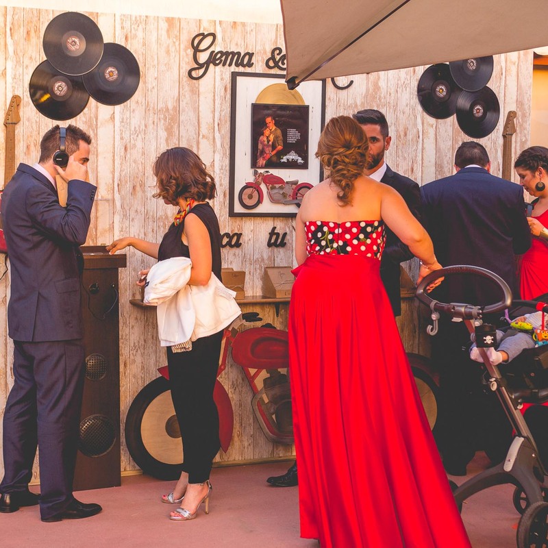 Boda festival rock - Seating plan original con dedicatoria personalizada. 