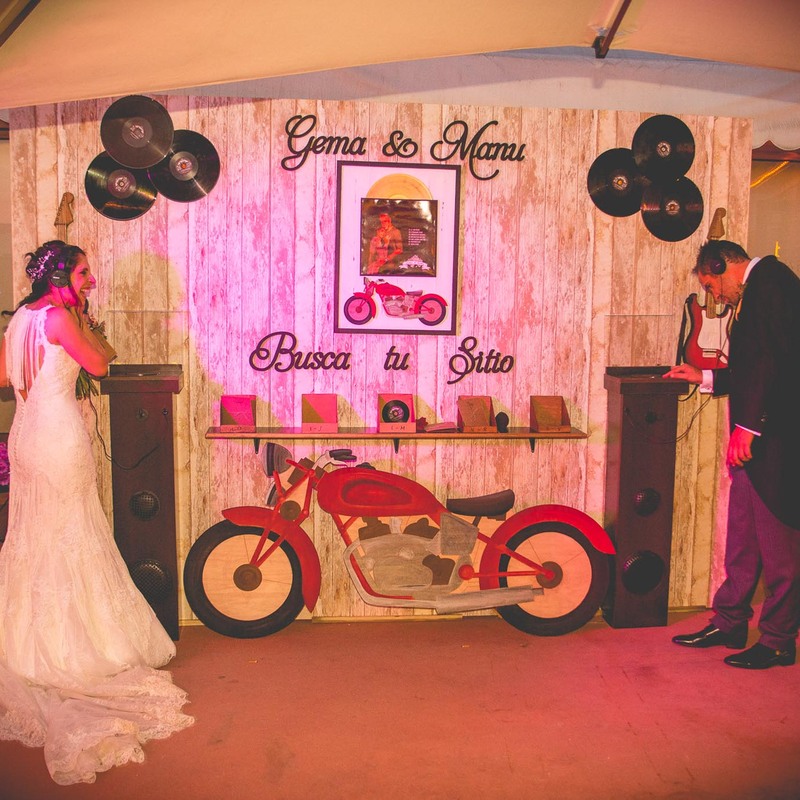 Boda festival rock - Seating plan original con dedicatoria personalizada. 