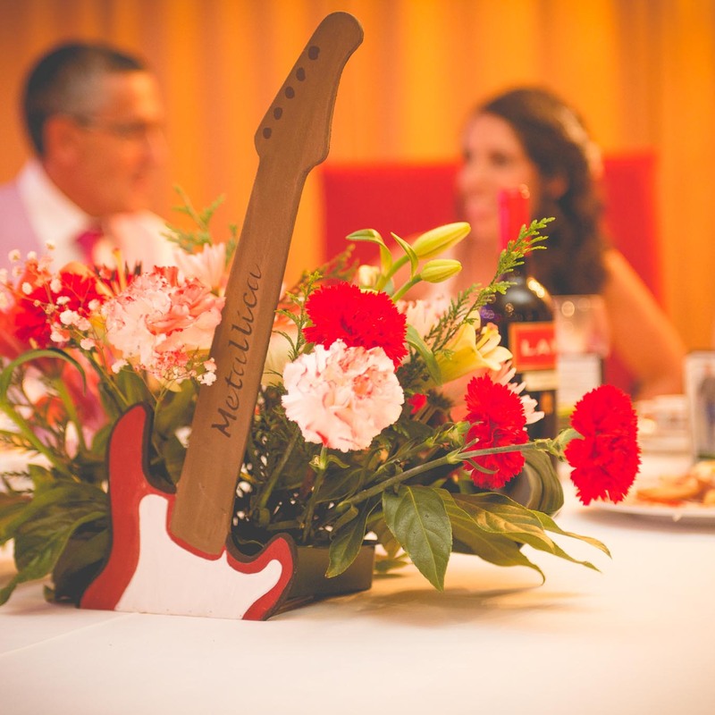 Boda festival rock - Meseros en forma de guitarras eléctricas hechas a mano. 