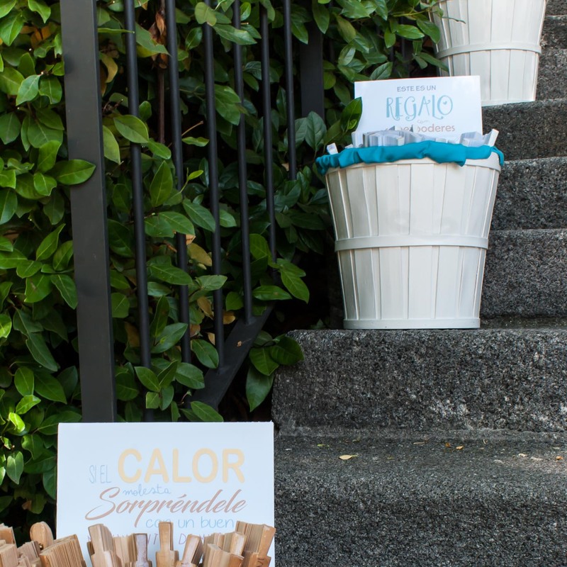 Boda viaje  - Soporte y cartelería para los obsequios para los invitados. Original córner con frases divertidas. 