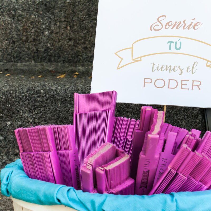 Boda viaje  - Soporte y cartelería para los obsequios para los invitados. Original córner de obsequios con frases divertidas. 
