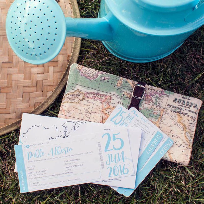 Boda viaje  - Invitación de boda original, compuesta por un porta documentos de tela, billete de viaje, tarjeta de embarque y mapa. 