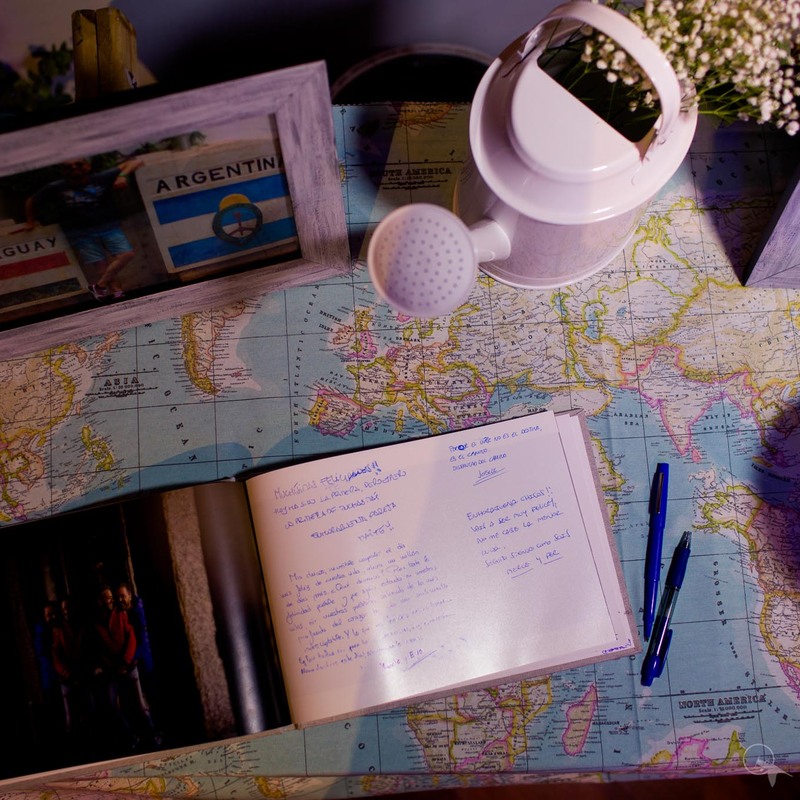 Boda viaje  - Córner libro de firmas con la misma tela que el  porta documentos que se fabricó en exclusiva para los novios. 