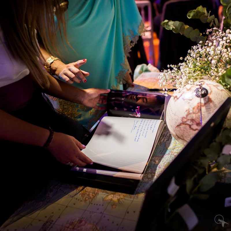 Boda viaje  - Córner libro de firmas con la misma tela que el  porta documentos que se fabricó en exclusiva para los novios. 