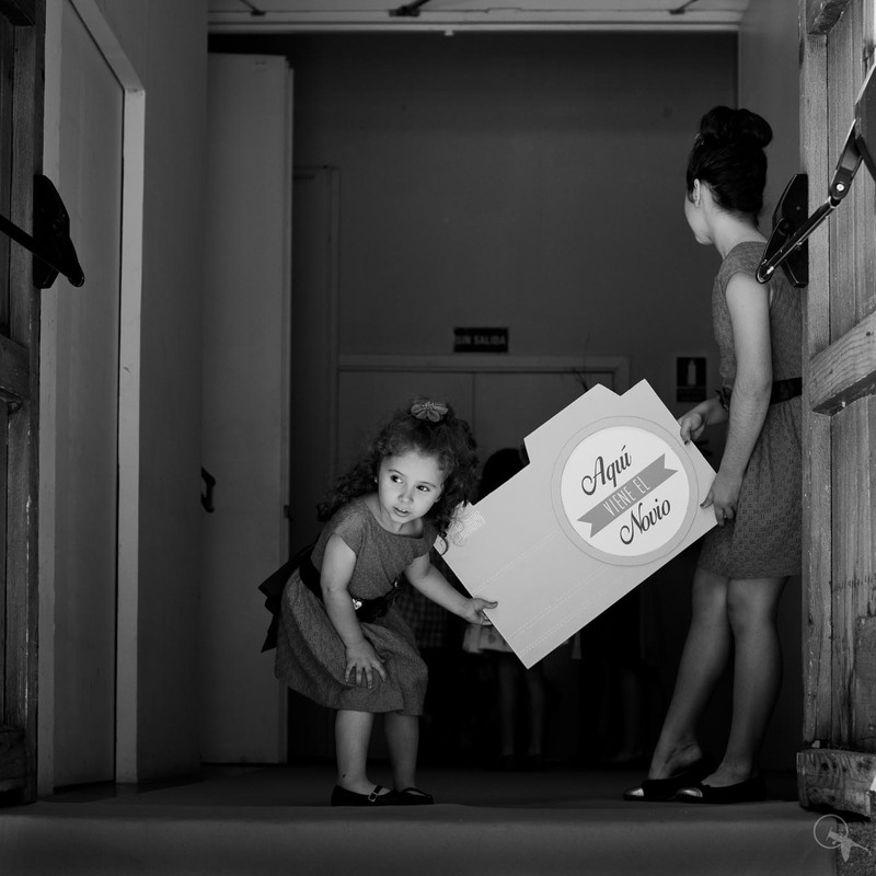 Boda viaje  - Cartel de "aquí llega el novio" en formato cámara de fotos. Diseño original. 