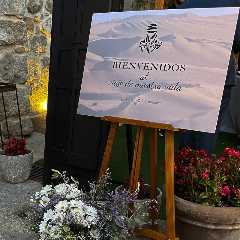 Boda rally Dakar - Cartel de bienvenida acompañado con un welcome para los invitados. 