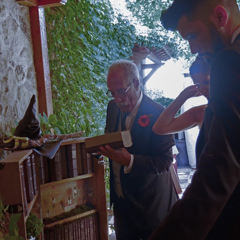 Boda Harry Potter - Seating plan original donde los invitados interactúan buscando una carta para conocer si serán admitidos en la Escuela de magia de la pareja. 