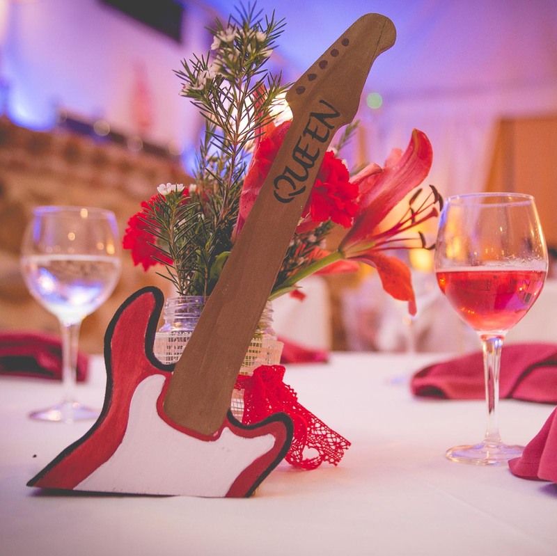 Boda festival rock - Meseros en forma de guitarras eléctricas hechas a mano. 