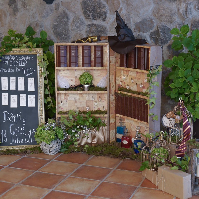Boda Harry Potter - Seating plan original donde los invitados interactúan buscando una carta para conocer si serán admitidos en la Escuela de magia de la pareja. 