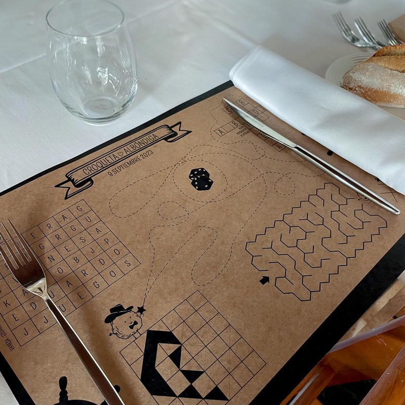 Boda Juegos y magia - Entretenimiento para niños en la mesa del convite, donde ayudarán a los protagonistas Croqueta y Albóndiga a superar diferentes pruebas. 