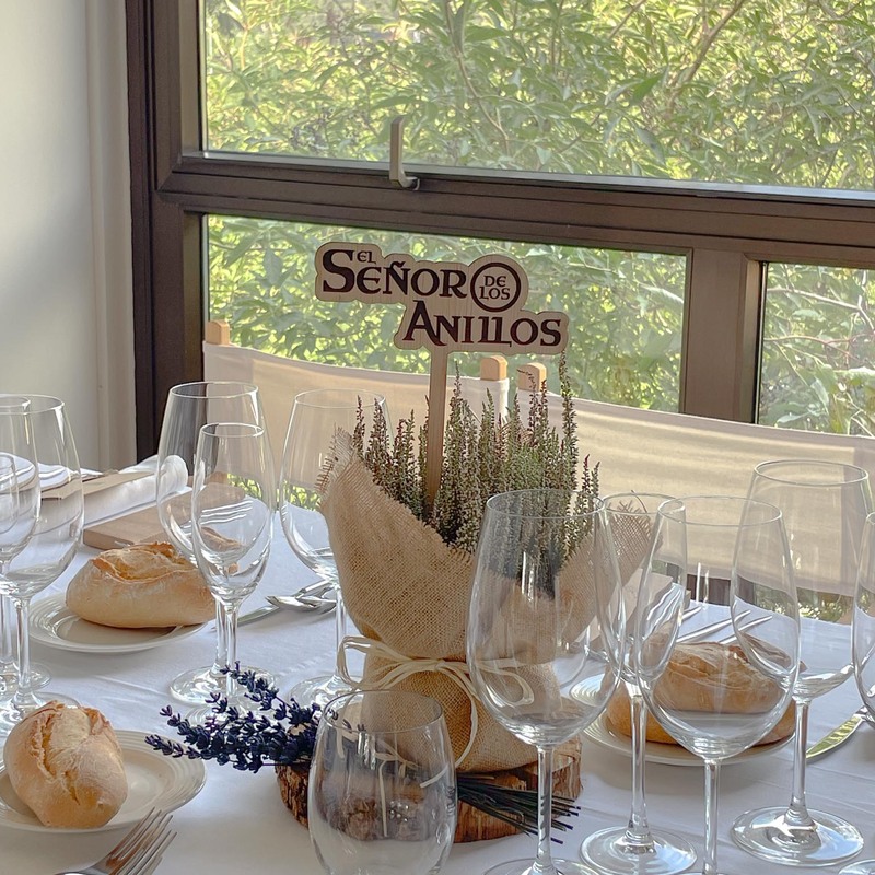 Boda Juegos y magia - Meseros originales en formato topper, realizados en madera haciendo guiño a los juegos de mesa que son la pasión de la pareja. 