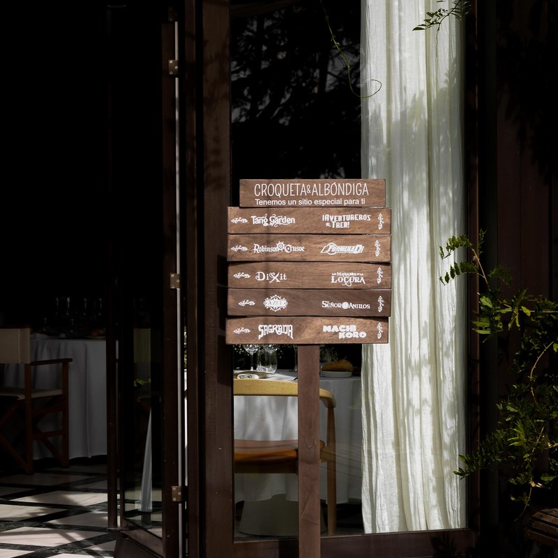 Boda Juegos y magia - La señalética al acceso al banquete era fundamental ya que el salón se dividía en dos plantas. 