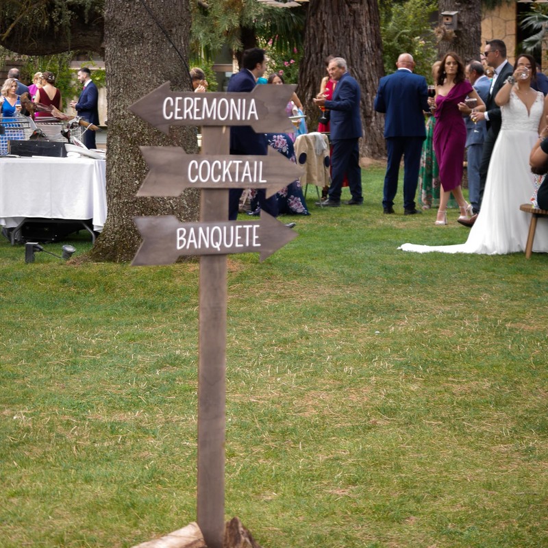 Boda Juegos y magia - La señalética estaba serigrafiada siguiendo el mismo tipo de letra que marcaba toda la marca personal de la boda. 