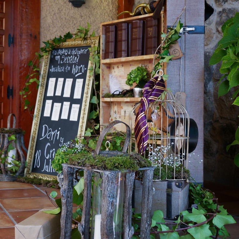 Boda Harry Potter - Seating plan original donde los invitados interactúan buscando una carta para conocer si serán admitidos en la Escuela de magia de la pareja. 