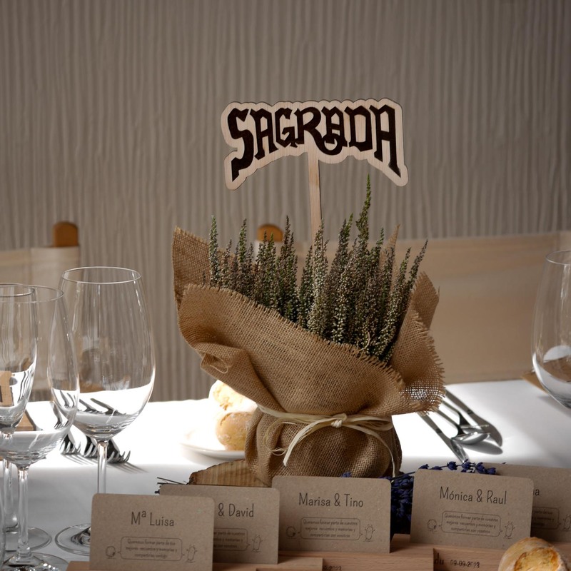 Boda Juegos y magia - Meseros originales en formato topper, realizados en madera haciendo guiño a los juegos de mesa que son la pasión de la pareja. 