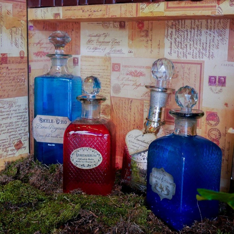 Boda Harry Potter - Seating plan original donde los invitados interactúan buscando una carta para conocer si serán admitidos en la Escuela de magia de la pareja. 