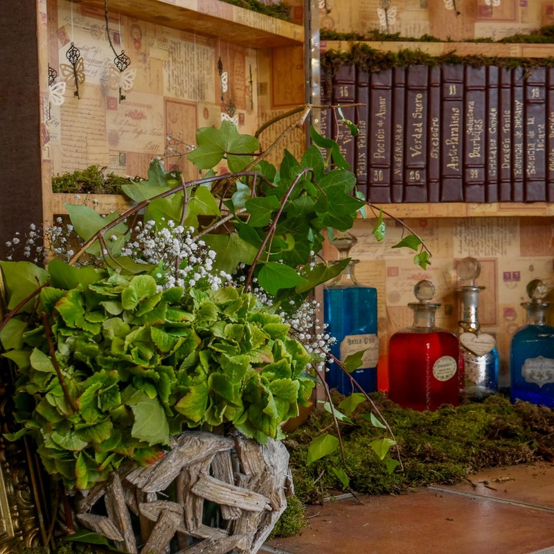 Boda Harry Potter - Seating plan original donde los invitados interactúan buscando una carta para conocer si serán admitidos en la Escuela de magia de la pareja. 