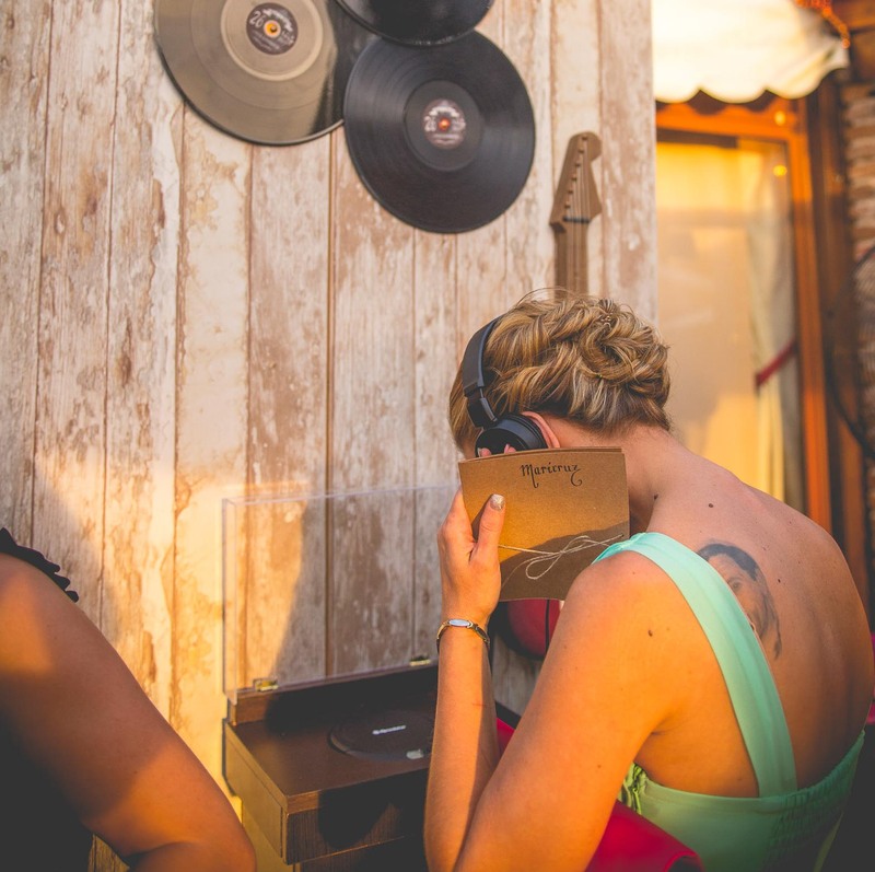 Boda festival rock - Seating plan original con dedicatoria personalizada. 